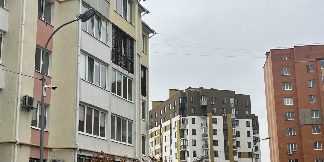 Фото misto.media. Угорі — сквер біля ЗОШ № 22, унизу — один із енергозберігаючих ліхтарів біля школи № 27. 