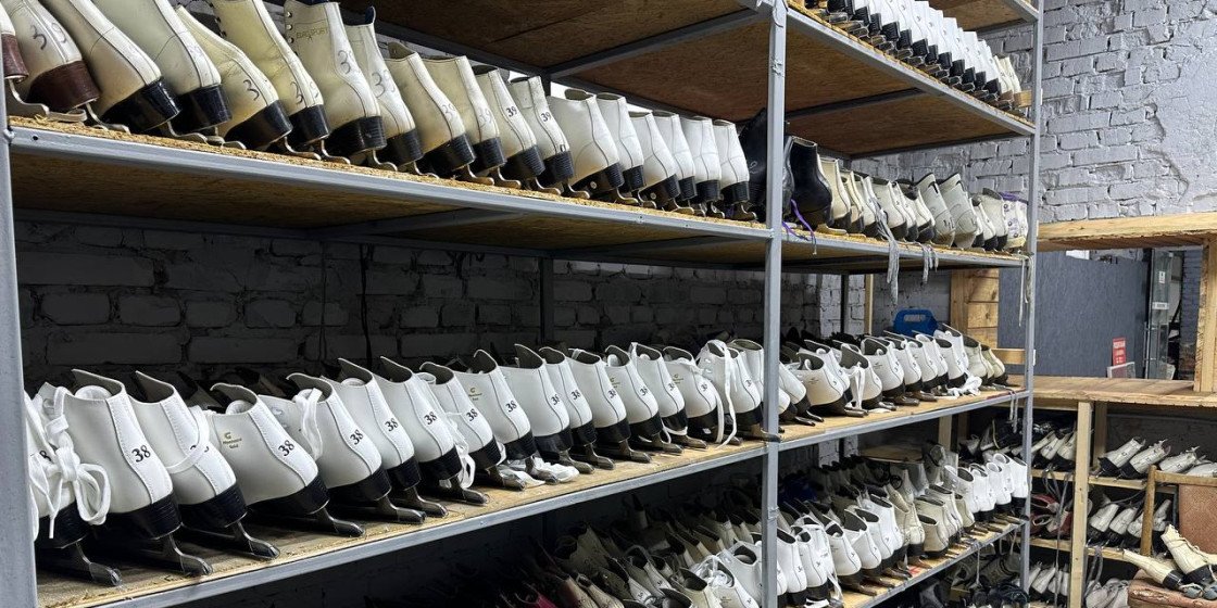 Ковзани у приміщенні «Снігової королеви»