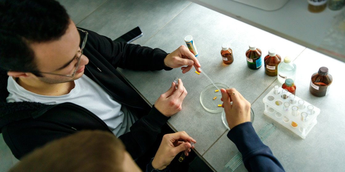 Уроки в лабораторії. На першому фото вчителька хімії — Наталія Козік.