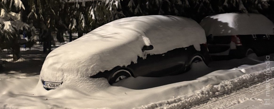 Машина під шаром снігу