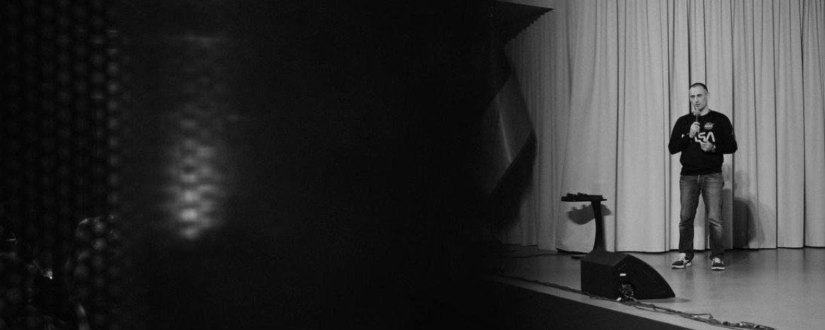 людина на сцені