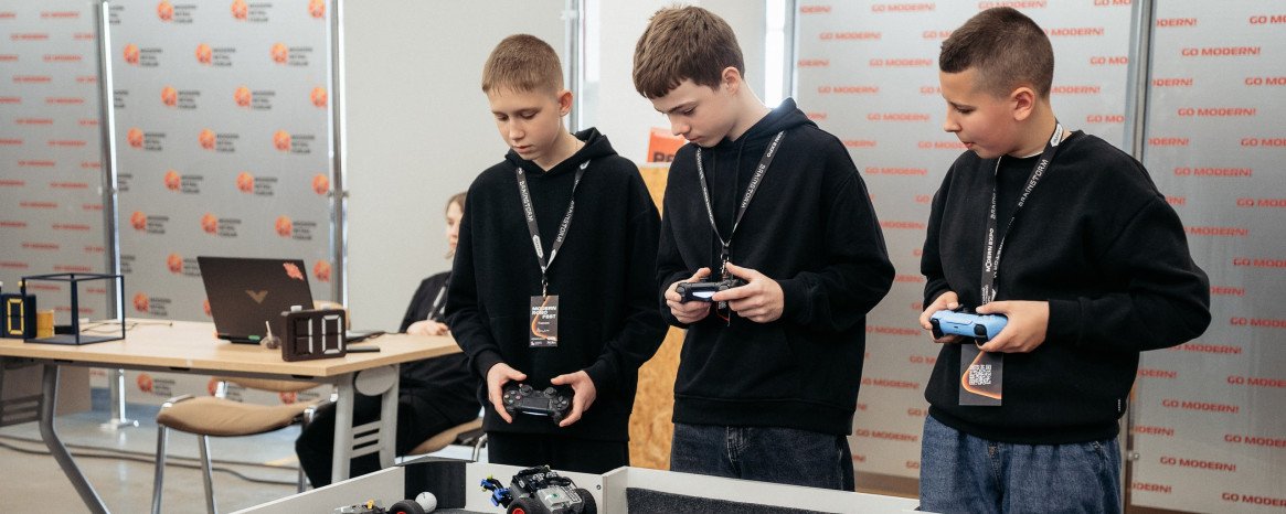 Учасники керують роботами під час футбольного матчу на Modern Robo Fest