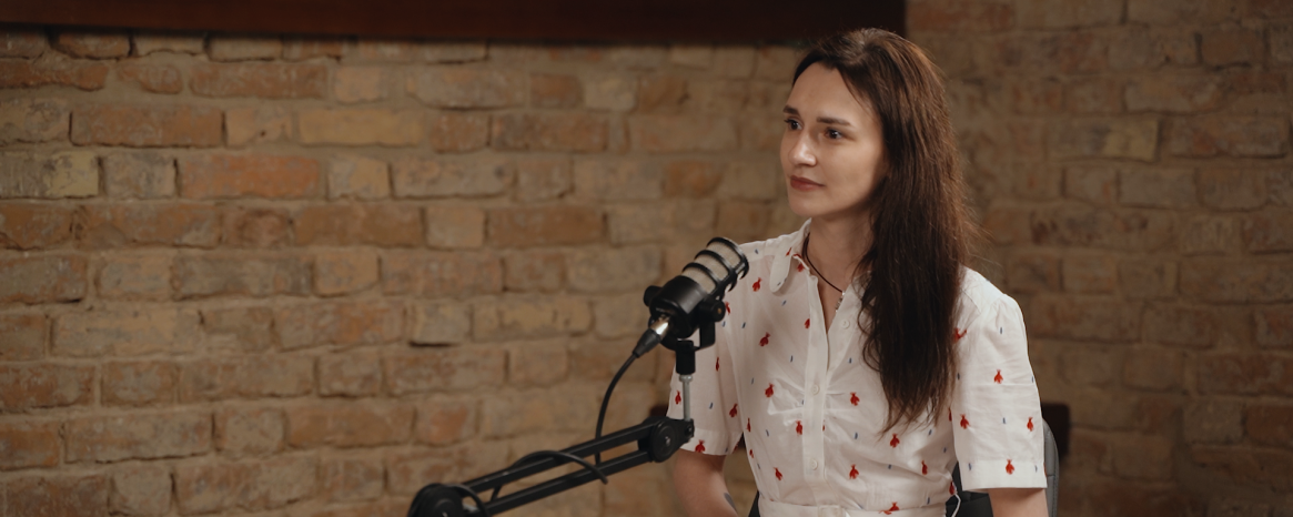 Олена Герасим’юк — поетка, авторка резонансних проєктів пам’яті «Розстрільний календар» та «Недописані», а також парамедикиня батальйону «Госпітальєри».
