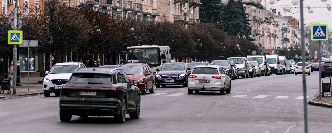 машини на вулиці