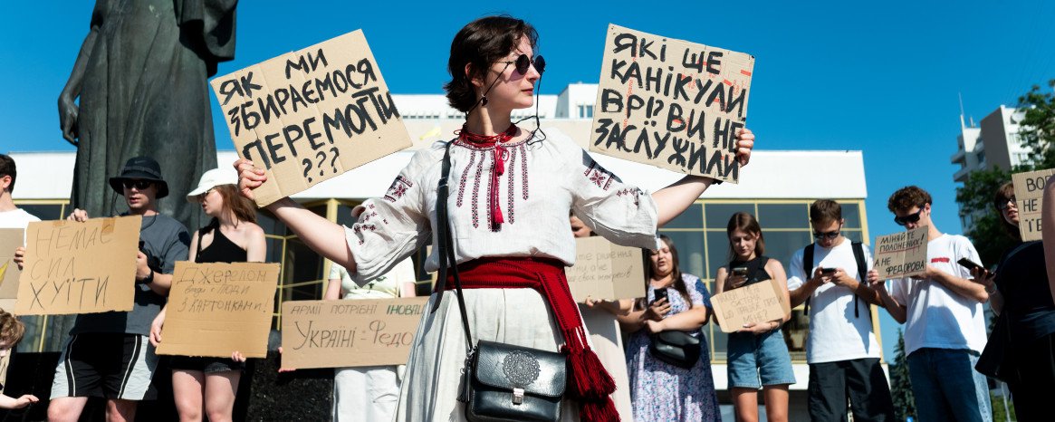 Жінка з картонками