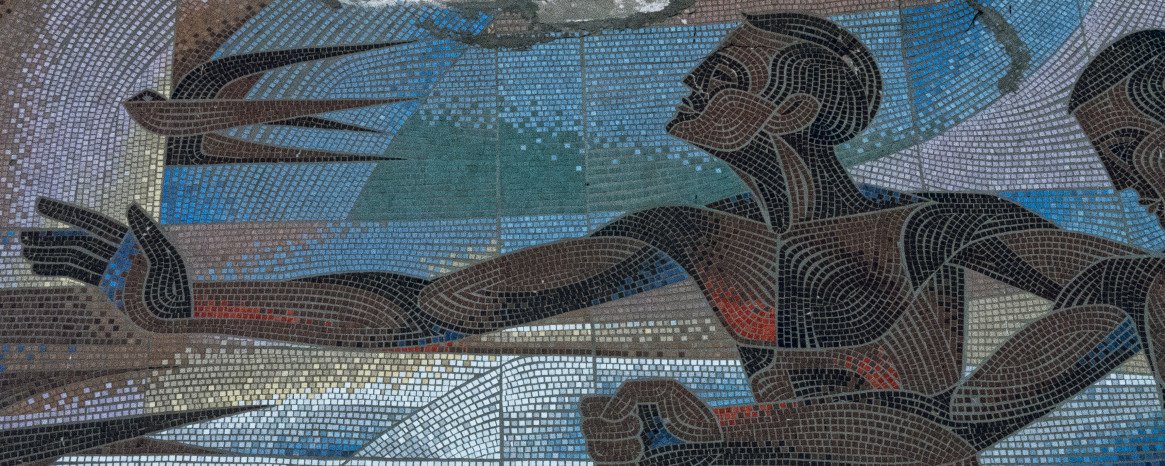 Мохаїка: атлети в рухі, біжать, попереду ластівки