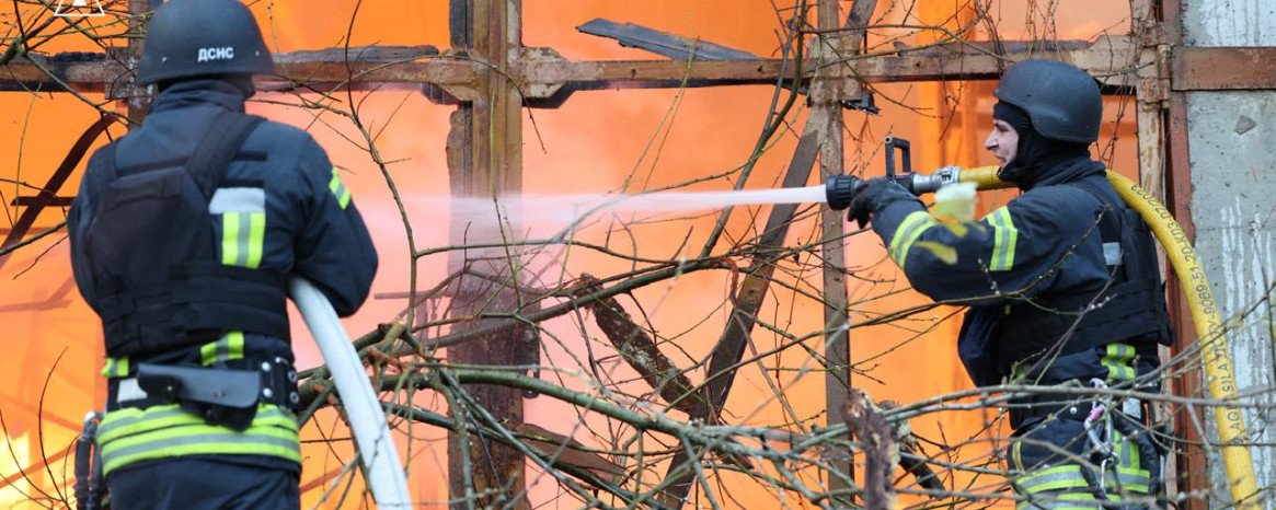 пожежники гасять вогонь