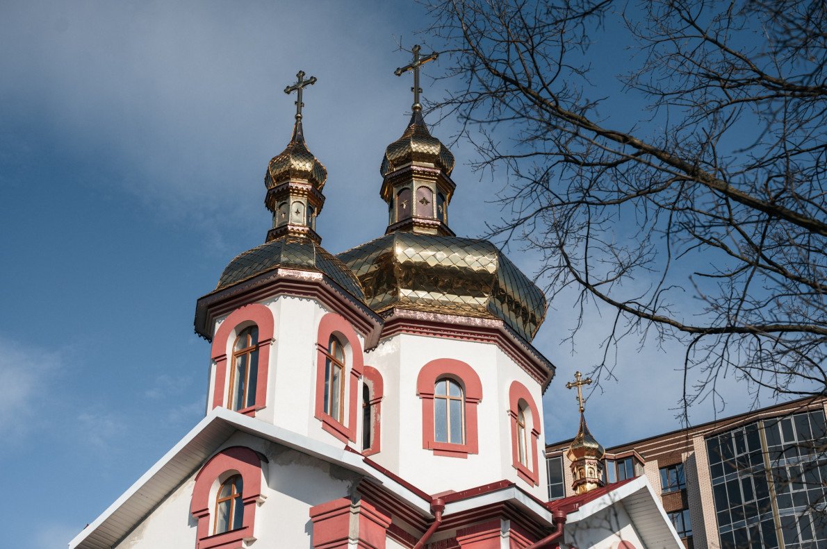 Українська тридільна церква за структурою, але еклектична за естетикою. Це спроба зробити «сучасно» на базі національного планування.