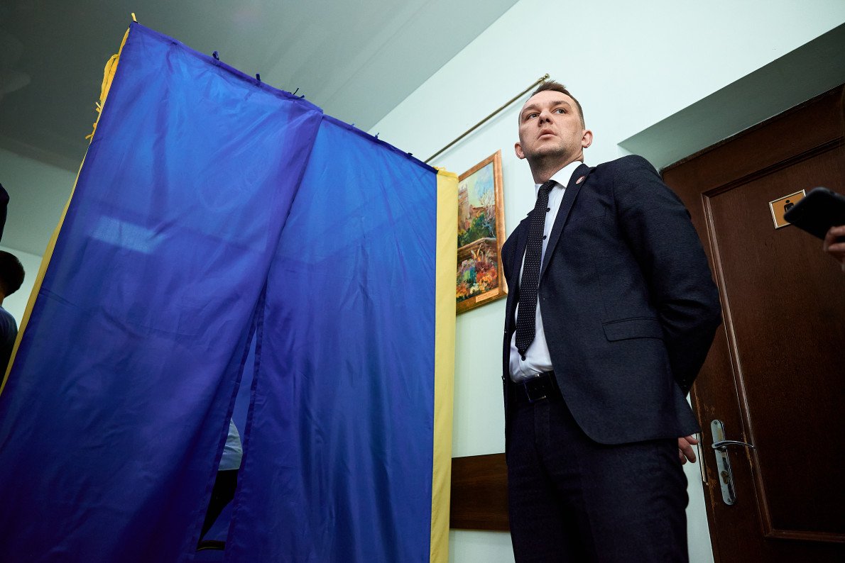 Хтось із депутатів жартував: аби не помилитися кабінкою. Але вони поруч. Хтось із депутатів жартував: аби не помилитися кабінкою. Але вони поруч.