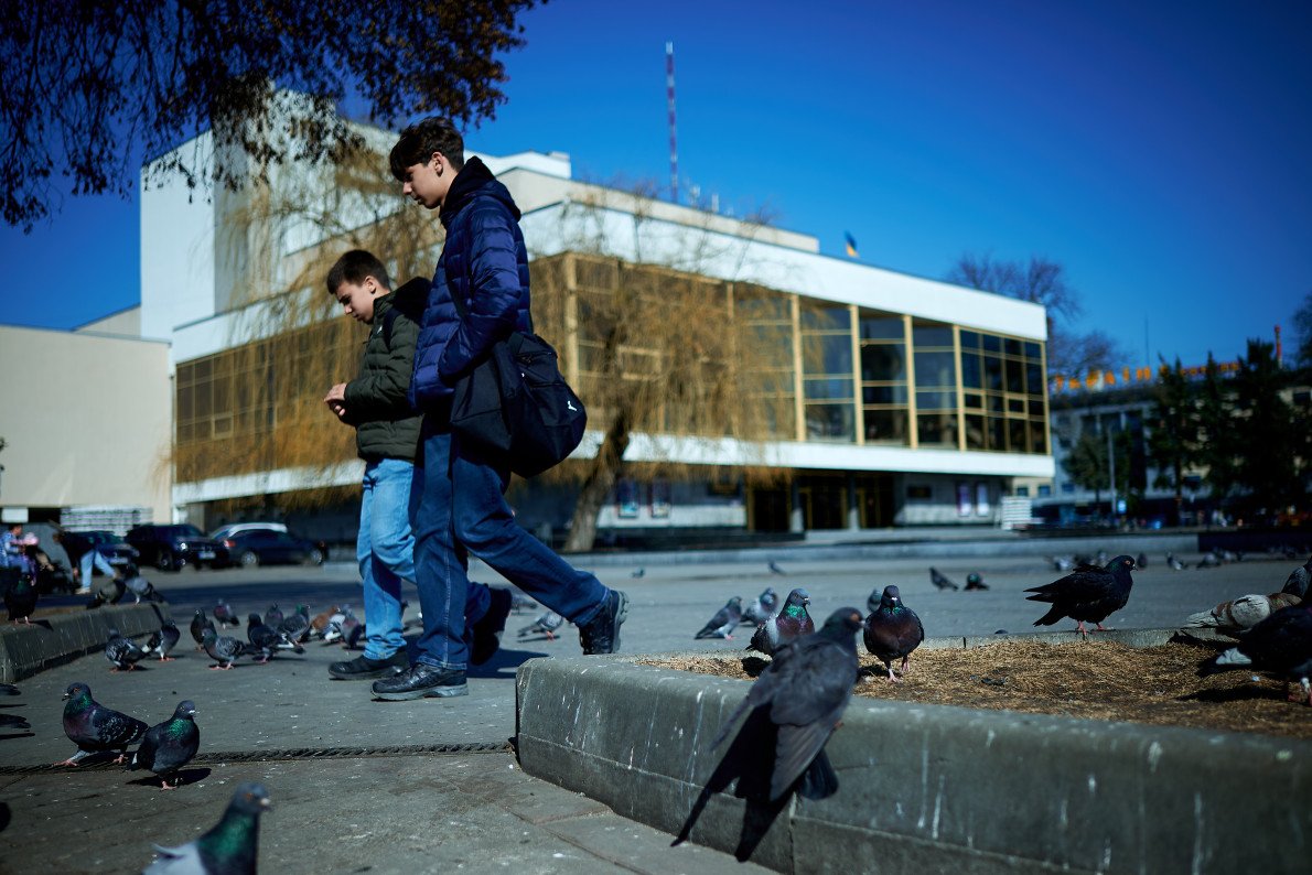 Уранці саме голуби домінують на площі. А ближче до вечора їх змінюють підлітки та юнаки. 