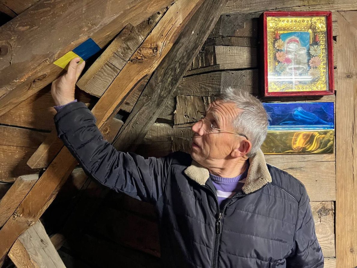Староста храму Олег Парфенюк намалював прапорець на місці знахідки. Фото: Юрій Велінець Староста храму Олег Парфенюк намалював прапорець на місці знахідки. Фото: Юрій Велінець