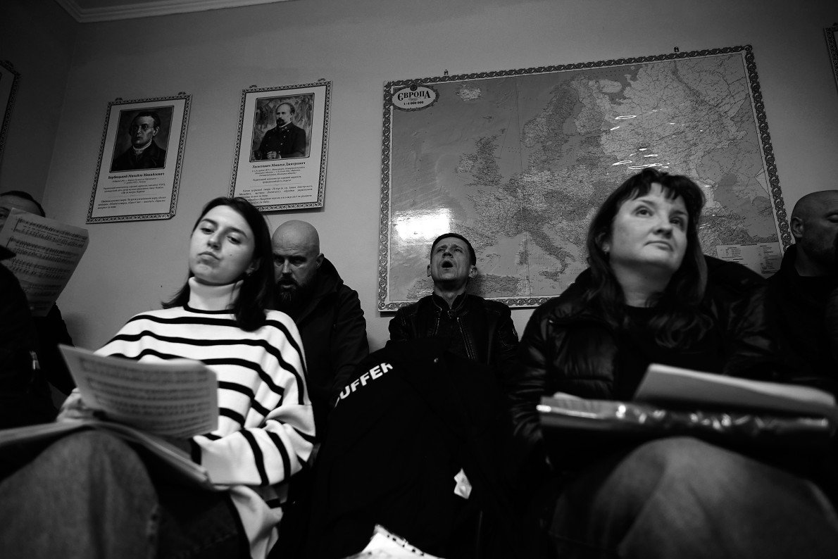 В центрі — Олег Гонтар виконує сольну партію. В центрі — Олег Гонтар виконує сольну партію.