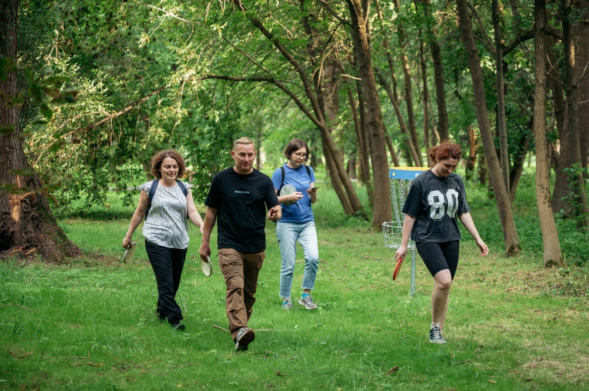 Під час тренування з диск-гольфу. Фото Миколи Цимбалюка.