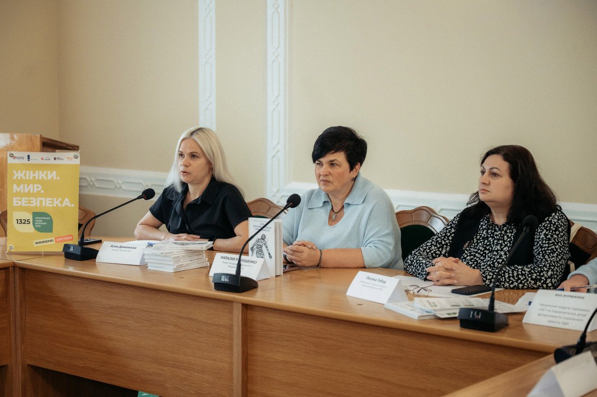 Співголова секретаріату коаліції «Волинь 1325» Алла Доманська, координаторка коаліції «Волинь 1325» Наталія Рябушенко та директорка департаменту соціального захисту населення Волинської ОВА Оксана Гобод.