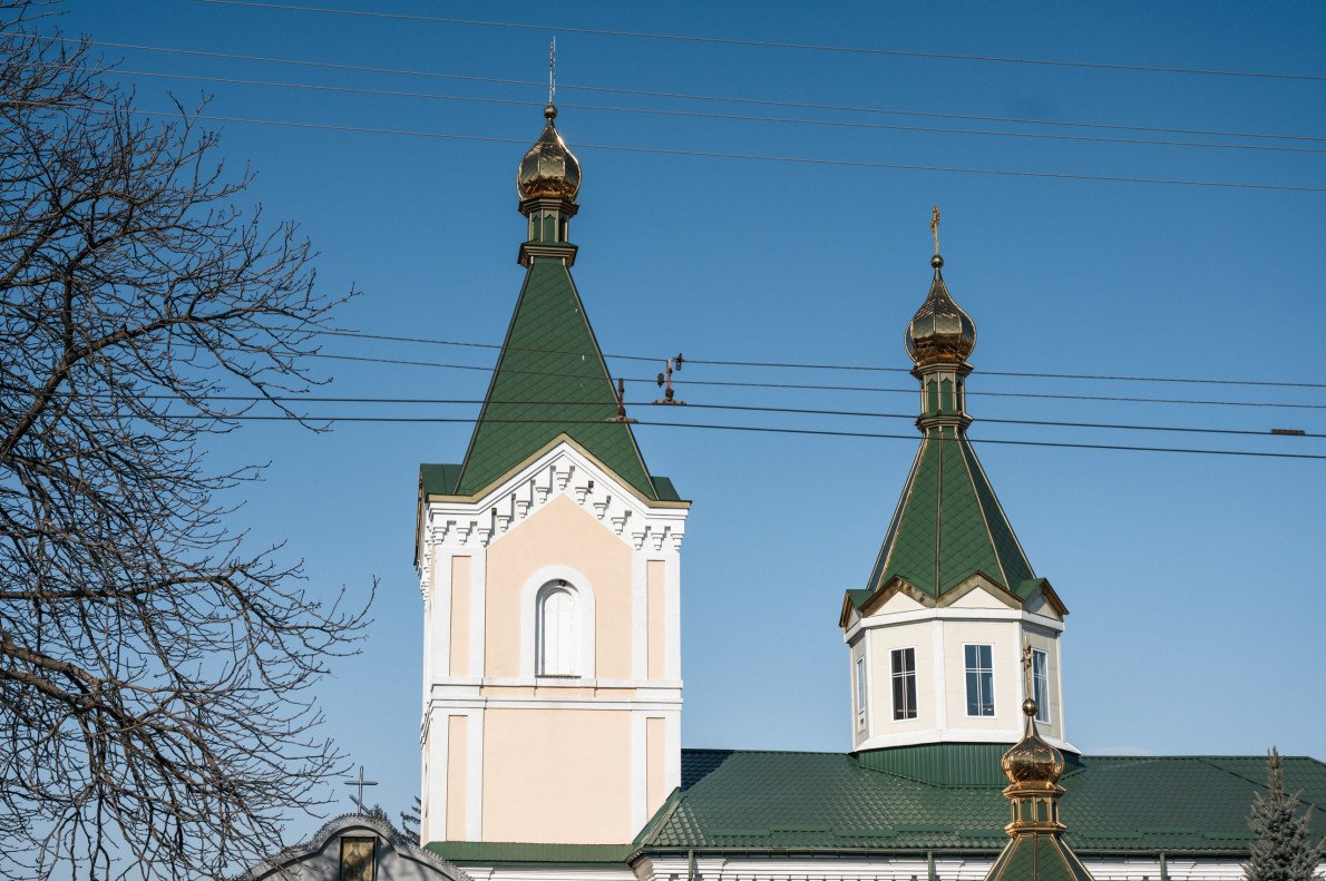 Під дахом дзвіниці та основного об'єму використані дрібні зубчасті елементи й декоративні арки, що імітують традиційні російські головні жіночі убори — кокошники.