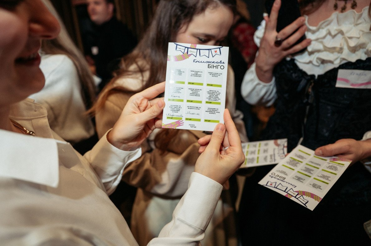 Учасники грали у святкове бінго, шукаючи серед учасників тих, хто підходив під зазначені факти. Учасники грали у святкове бінго, шукаючи серед учасників тих, хто підходив під зазначені факти.