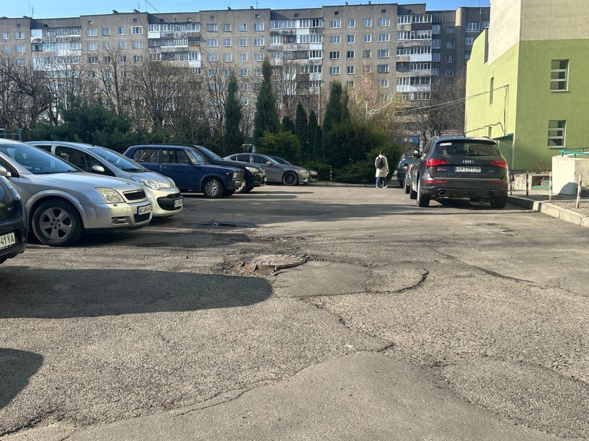 Київський майдан, 6.