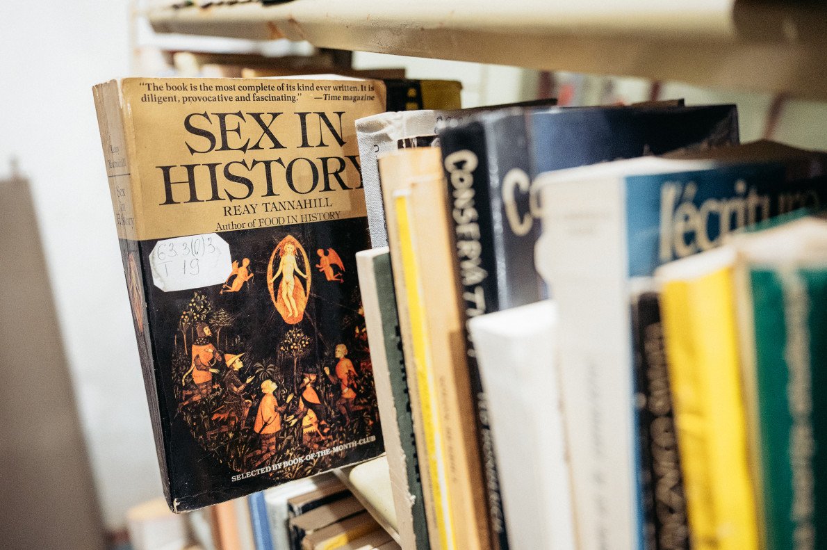 У бібліотеці письменника не лише еротичні романи його авторства, а й історичні, мистецтвознавчі, культурологічні та філософські дослідження тілесності та сексуальності. У бібліотеці письменника не лише еротичні романи його авторства, а й історичні, мистецтвознавчі, культурологічні та філософські дослідження тілесності та сексуальності.