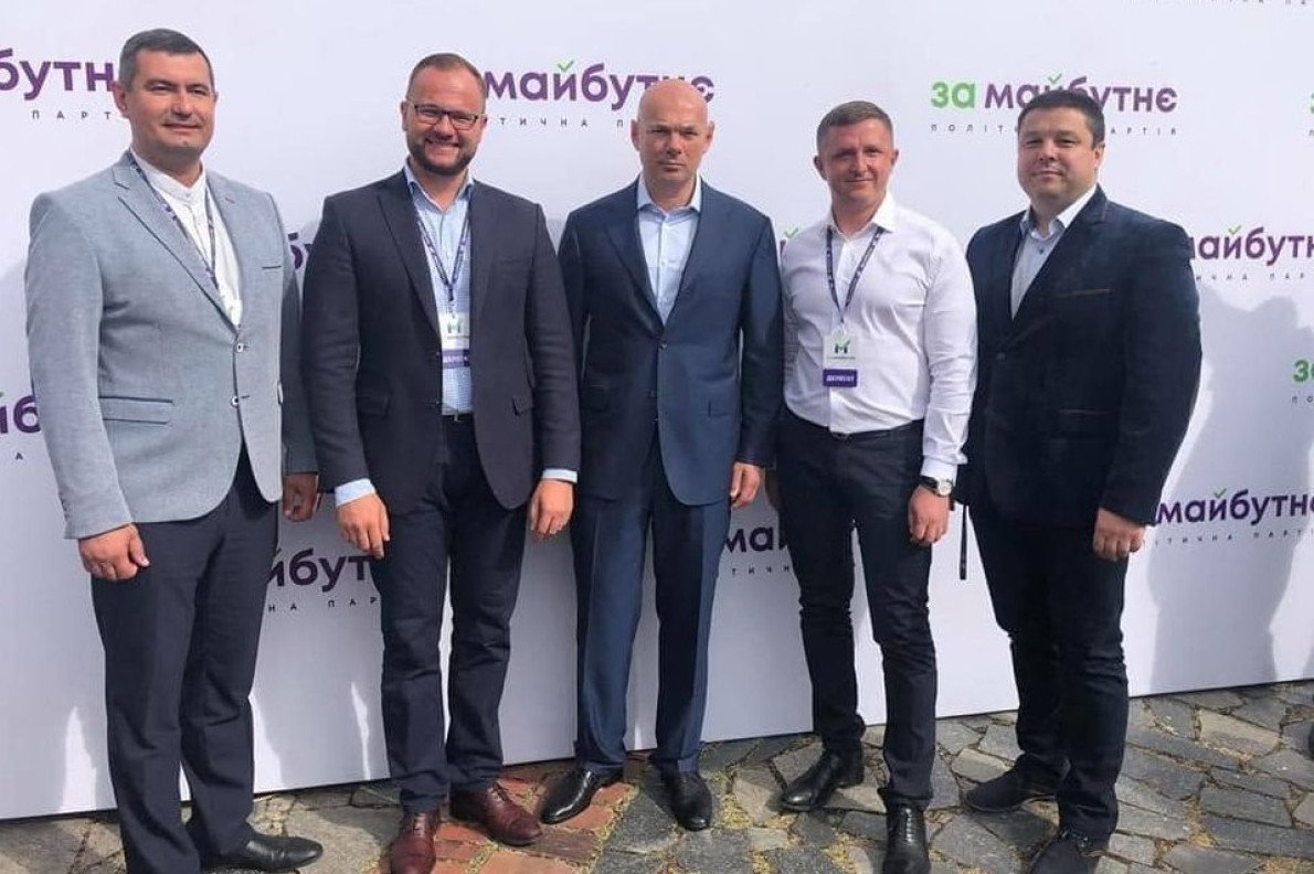Але з’явився в іншому списку — партії «За майбутнє», яку зібрав Ігор Палиця. Фото — під час офіційного представлення команди кандидатів у 2020 році.