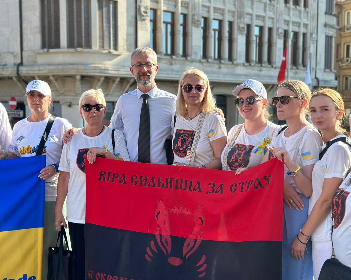 Учасниці акції з України та посоол України в Туреччині Наріман Джелял