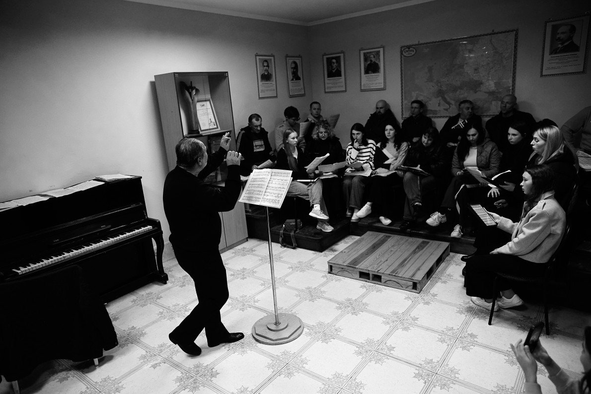 Контрасти репетицій: експресія диригента на тлі статичного хору. Контрасти репетицій: експресія диригента на тлі статичного хору.