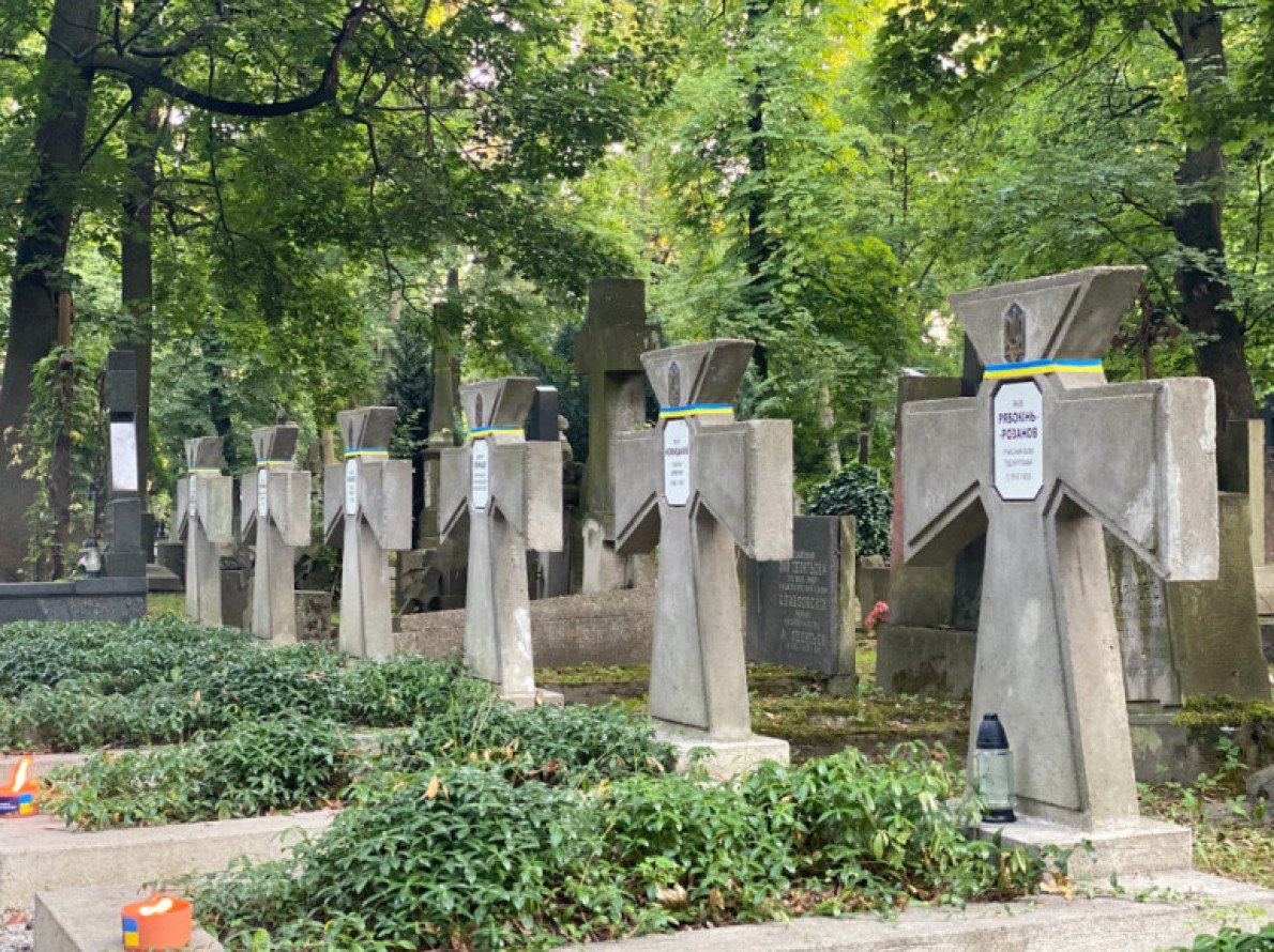 Приклади українських військових поховань в Україні та світі. Православний цвинтар, сектор почесних поховань воїнів УНР, Варшава, Польща.