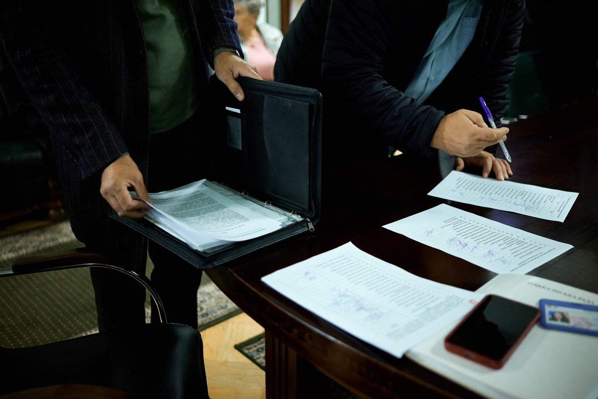 Реєструються депутати картками і підписом при вході до сесійної зали. Реєструються депутати картками і підписом при вході до сесійної зали.