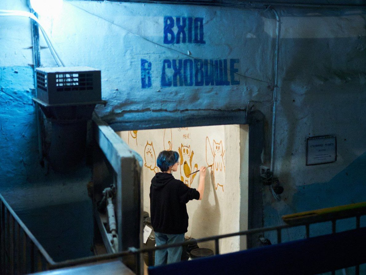 Березень 2022 року. Дівчина розмальовує стіни бомбосховища дитячої лікарні у Луцьку. Березень 2022 року. Дівчина розмальовує стіни бомбосховища дитячої лікарні у Луцьку.