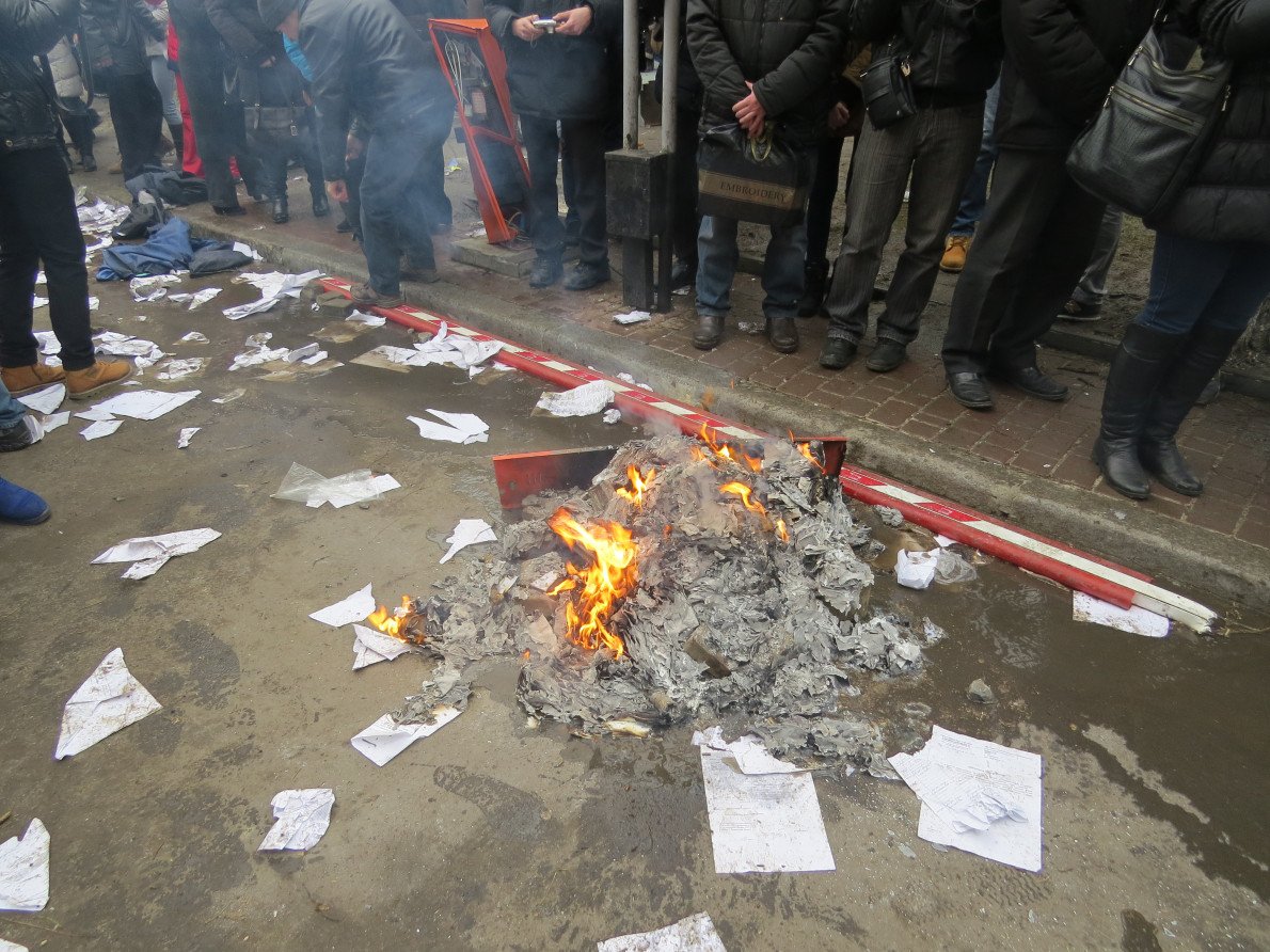 Де революція, там вогонь. 