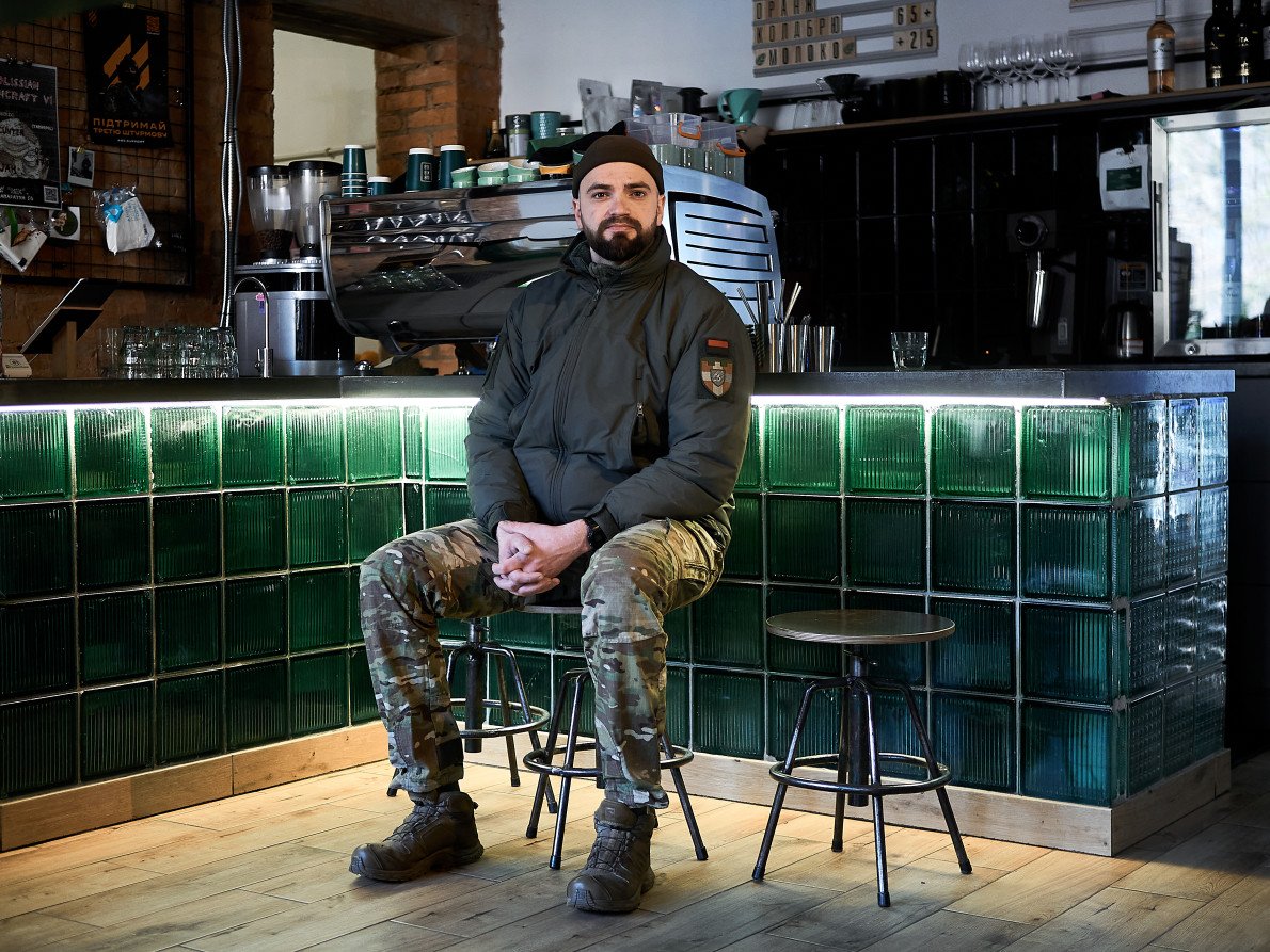 Співвласник луцької кав’ярні «Цекава» Вадим Барабуха. У лютому 2022 року він долучився до війська. У лютому 2026-го заклад припиняє свою роботу — Вадим досі на фронті. Співвласник луцької кав’ярні «Цекава» Вадим Барабуха. У лютому 2022 року він долучився до війська. У лютому 2026-го заклад припиняє свою роботу — Вадим досі на фронті.