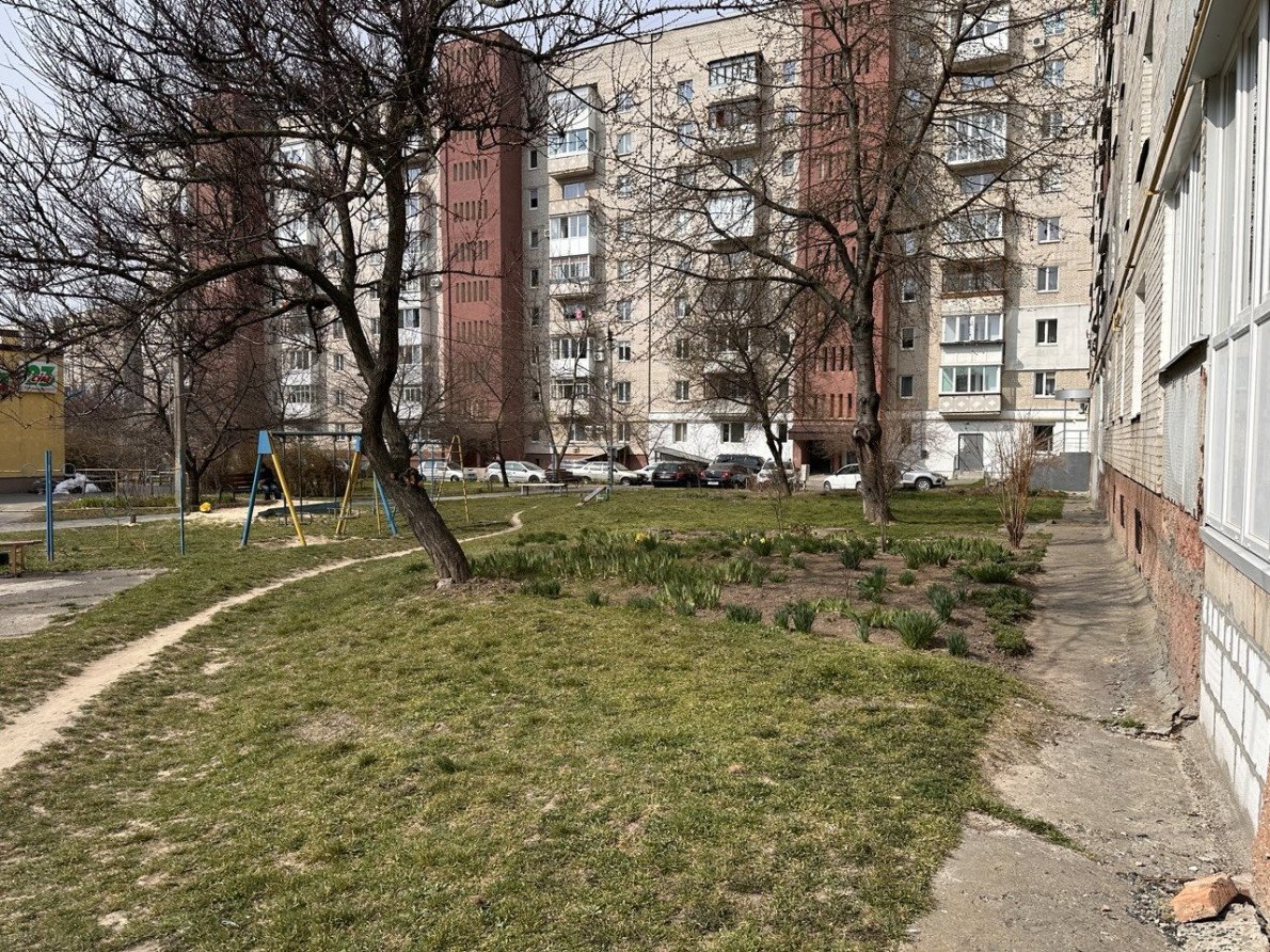 вул. Захисників України, 37.