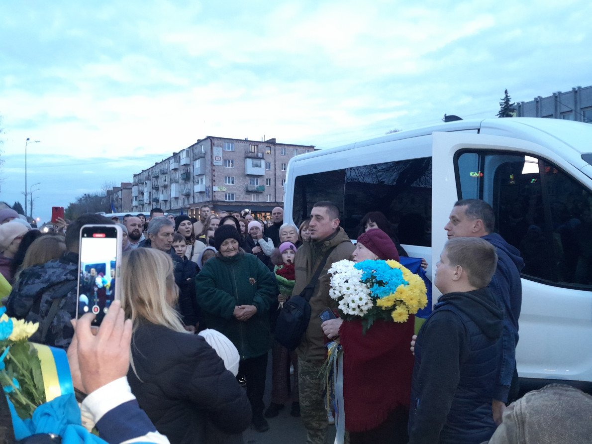 Перші хвилини в рідному Ковелі після полону. Павло Подобед з ковельчанами співають гімн України. Фото: misto.media