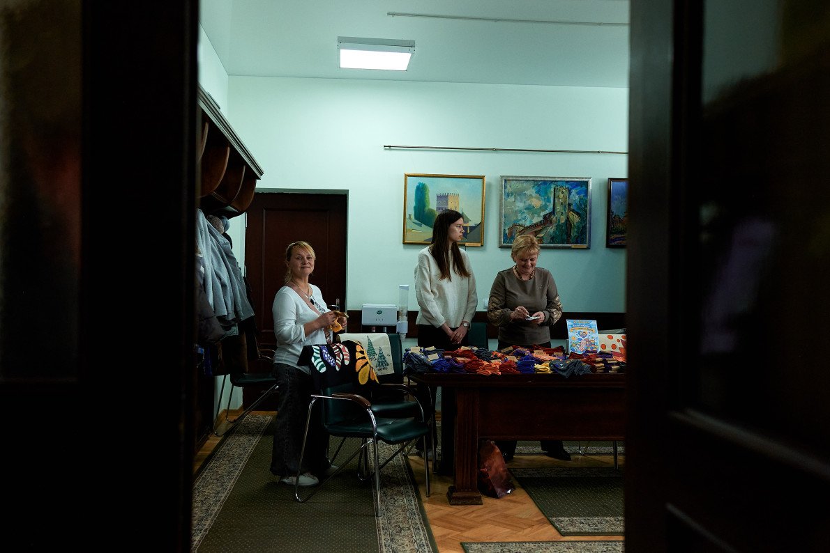 Усім відвідувачам пропонували придбати шкарпетки: символ підтримки та видимості людей із синдромом Дауна та їхніх родин. Усім відвідувачам пропонували придбати шкарпетки: символ підтримки та видимості людей із синдромом Дауна та їхніх родин.