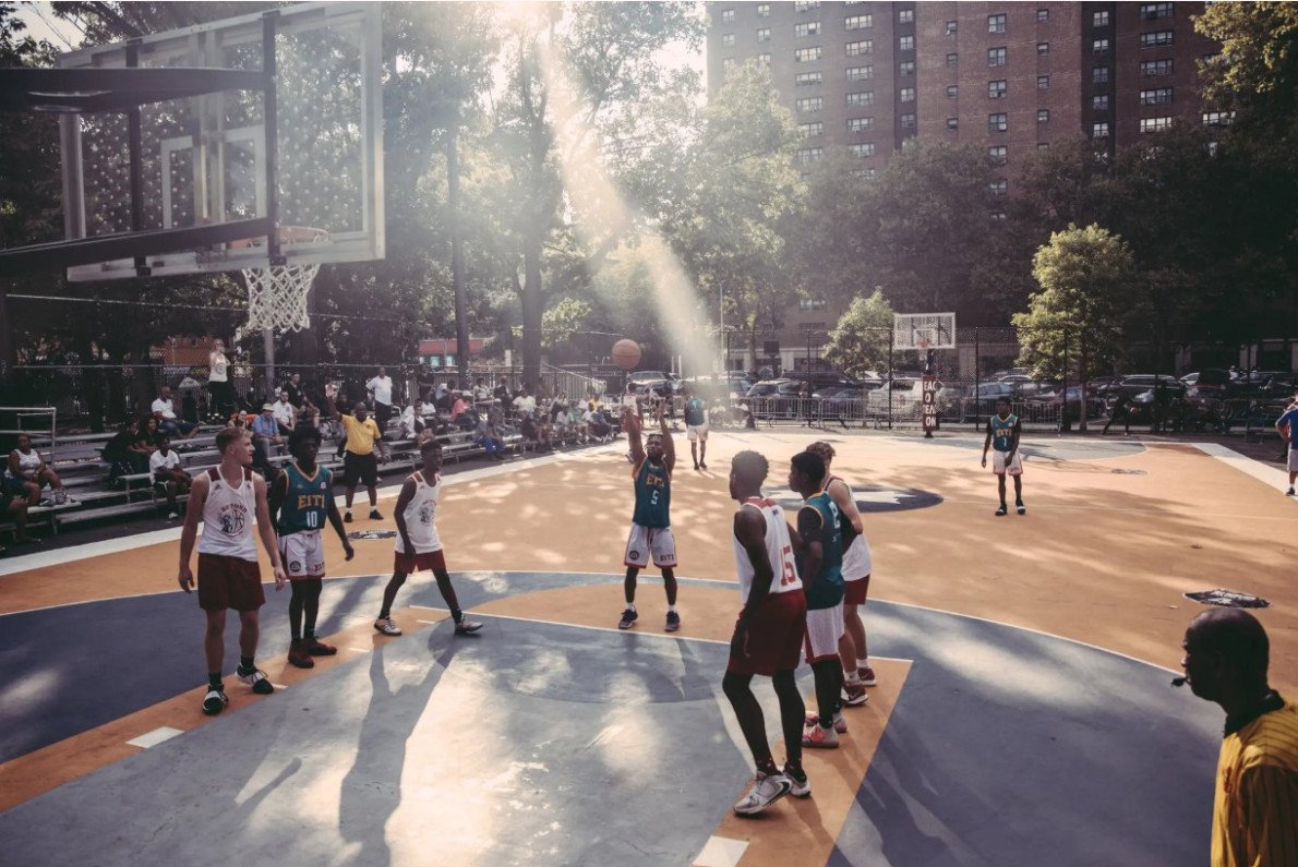 Майданчик Rucker Park у Нью-Йорку. Тут грали легенди NBA — Карім Абдул-Джаббар, Джуліус Ірвінг, Кобі Браянт. Фото: Anthony Geathers.