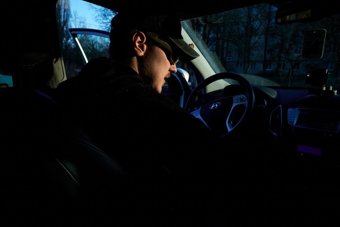 «Авто сімейне, — каже хлопець, — якби моє, то обліпив би салон шевронами».