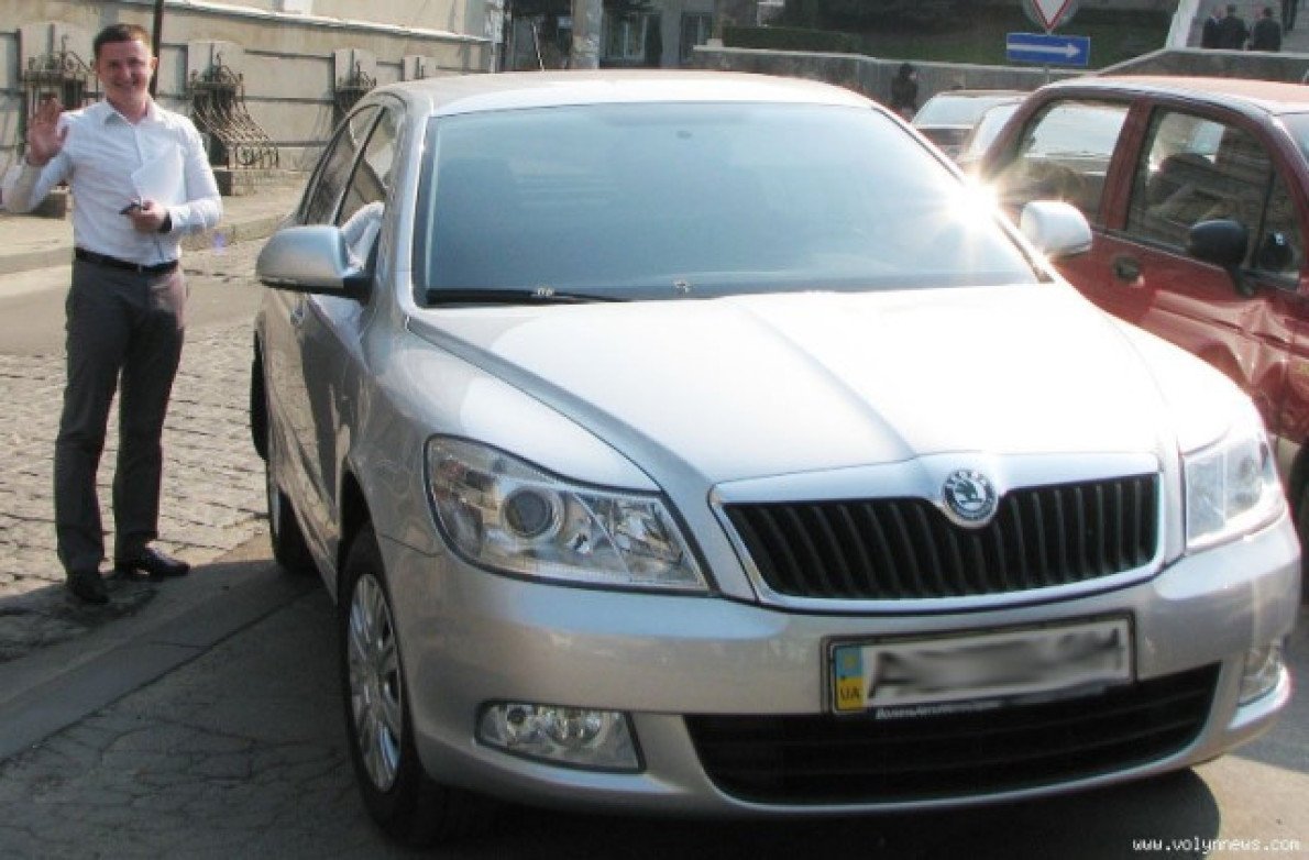 2011 рік. Андрій Разумовський — вперше депутат Луцької міської ради. Фото із репортажу «Волинських новин», де фіксували, на яких авто їздять депутати. 26-річний Андрій Разумовський їздив на Skoda Oktavia і казав, що то ледь не його двадцяте авто.