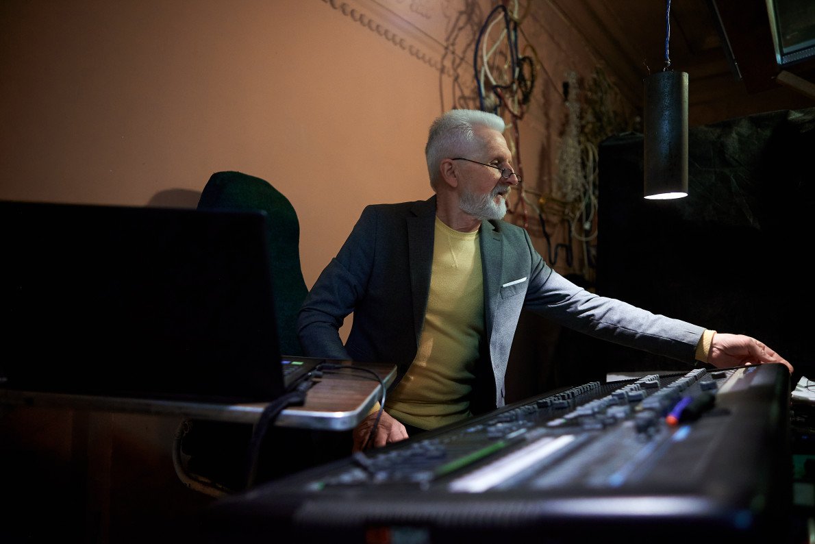 Маестро світлових партитур на робочому місці. Пульт освітлювача рябить різнокольоровими кнопками. Поряд — сценнарій вистави. 