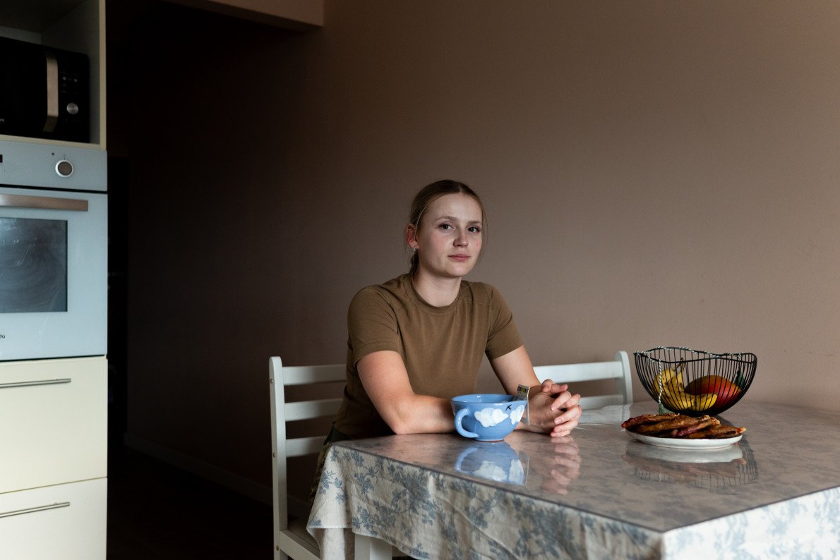 Переживши окопний холод Часового Яру, Марія як ніхто інший відчуває смак справжнього, тихого домашнього затишку — коли є світло, гаряча вода і можливість просто побути собою.