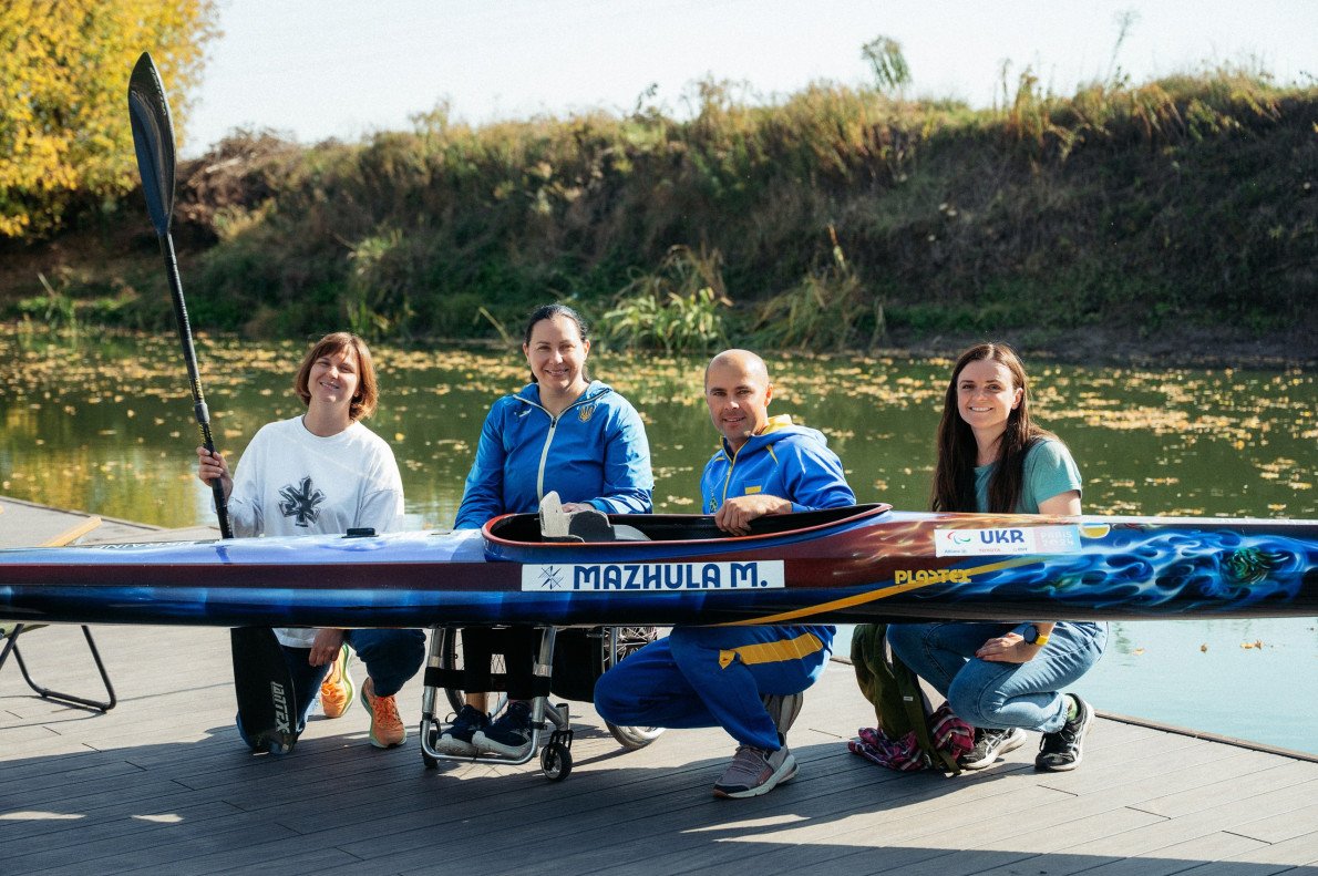 Лідія Гонтар, Марина Мажула, Роман Повх та Тетяна Приймачок поруч із олімпійською байдаркою спортсменки. Лідія Гонтар, Марина Мажула, Роман Повх та Тетяна Приймачок поруч із олімпійською байдаркою спортсменки.