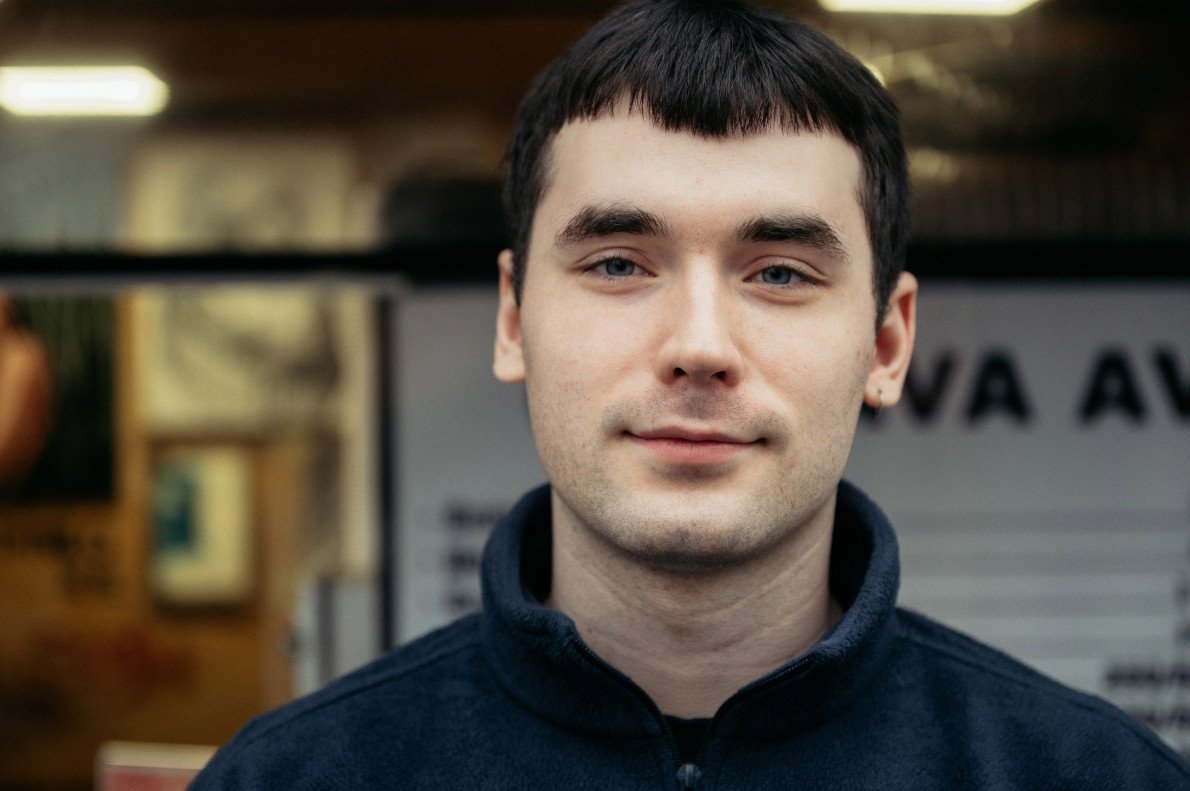 Михайло Корчак — бариста з вуличного кіоску . Поміж сотнями чашок кави він спостерігає за містом і обмірковує свою луцьку антропологію. Михайло Корчак — бариста з вуличного кіоску . Поміж сотнями чашок кави він спостерігає за містом і обмірковує свою луцьку антропологію.