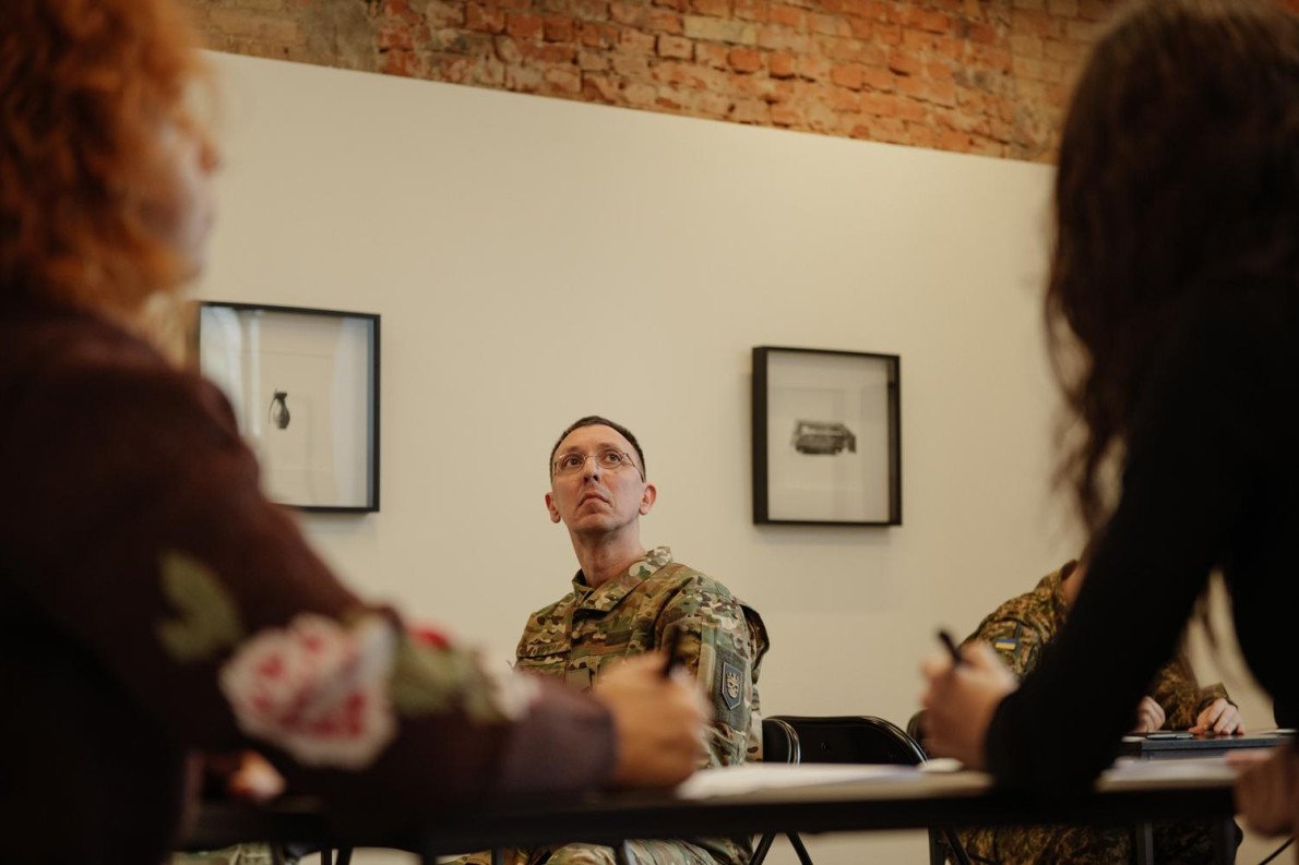 У «Любарт Хабі» триває виставка Віктора Голікова «Іграшки».