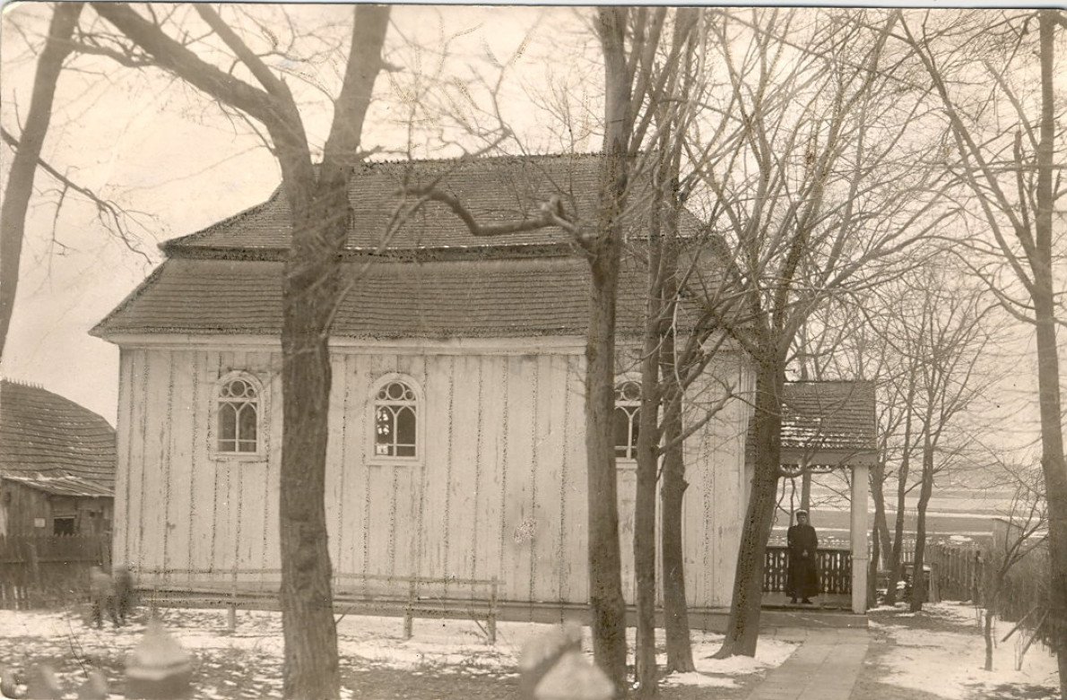Рафал Абкович біля луцької кенаси. Фото Тадуеша Ковальського. Опубліковано у виданні «Хроніки Любарта».