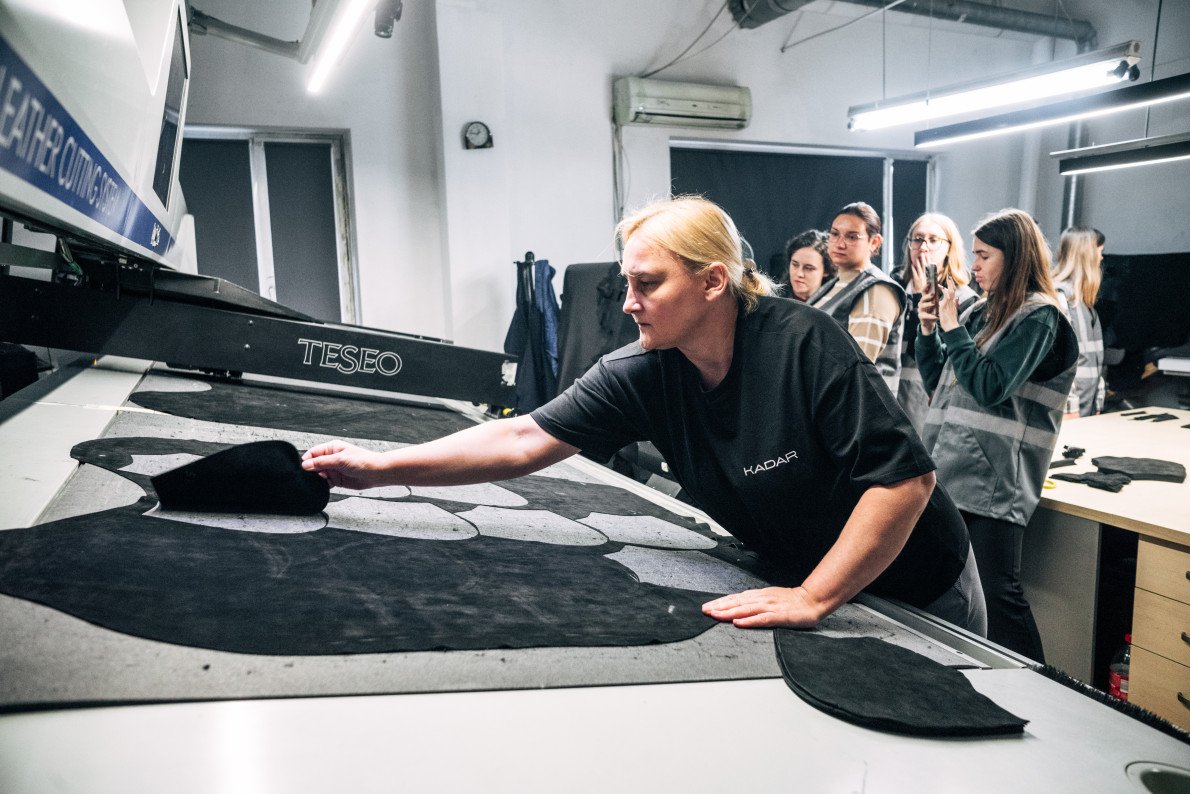 Процес вирізання деталей зі шкіри. Фото: Дмитро Лисюк. Процес вирізання деталей зі шкіри. Фото: Дмитро Лисюк.