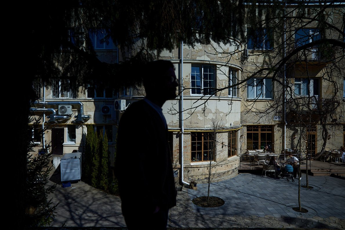 На землі — трилінка та нова безшовна бруківка, яка забезпечує інклюзивність у зонах із найбільшим рухом людей. Як спосіб зберегти історію, але зробити її доступною для усіх. 