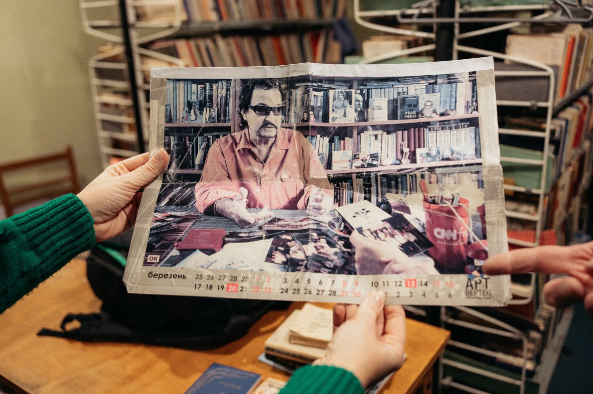 Один із найвідоміших знімків Пако на тлі книжкових полиць. Томи перемежовані екзотичними сувенірами й сімейними портретами: батьки, донька. На столі — фотоспогади з поїздок, світлини друзів, колег. Він мав смак на людей, книги й пригоди. З прожитого й прочитаного творилися його самобутні тексти. Один із найвідоміших знімків Пако на тлі книжкових полиць. Томи перемежовані екзотичними сувенірами й сімейними портретами: батьки, донька. На столі — фотоспогади з поїздок, світлини друзів, колег. Він мав смак на людей, книги й пригоди. З прожитого й прочитаного творилися його самобутні тексти.