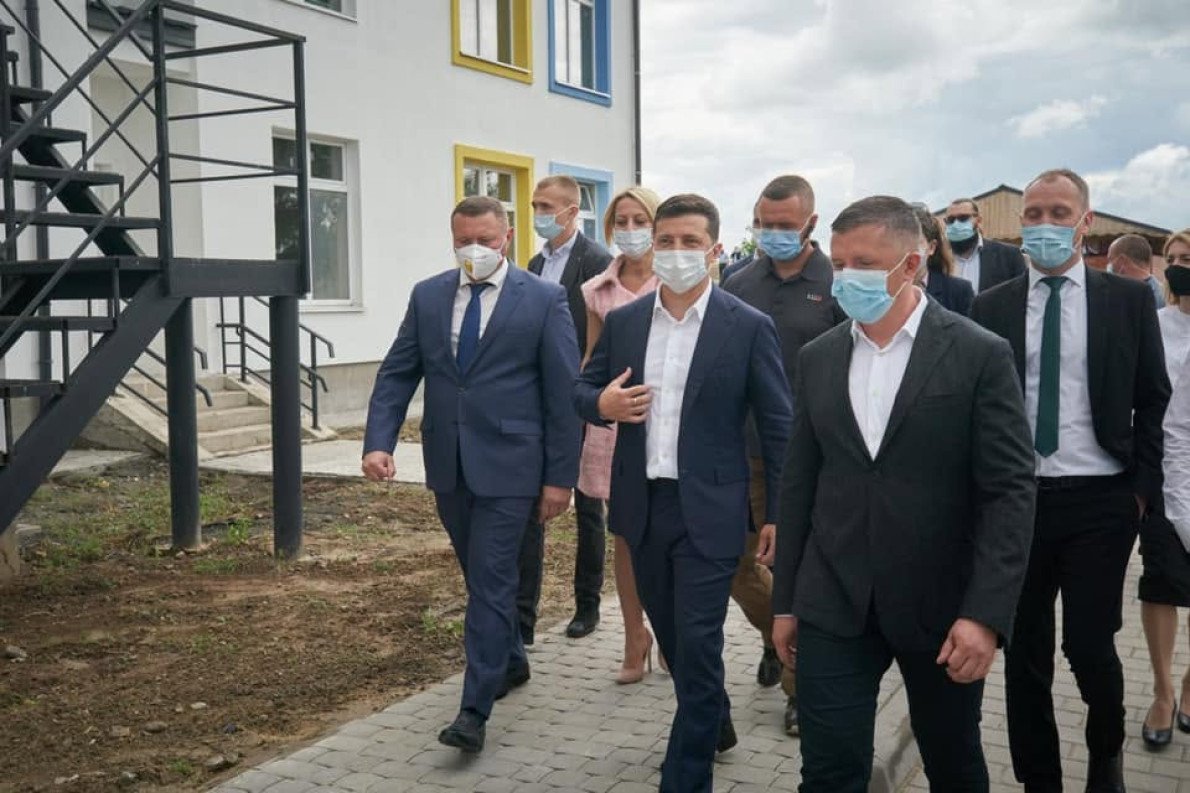Влітку 2020 року на один з об’єктів Разумовського — будівництво дитсадка у с. Крупа — завітав президент Зеленський. Після цього ходили чутки, що невдовзі він може з’явитися у виборчих списках «Слуг народу».