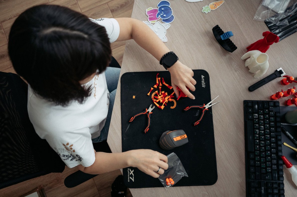 Після друку виріб очищають від дрібних ниток пластику, шліфують чи фарбують. Після друку виріб очищають від дрібних ниток пластику, шліфують чи фарбують.