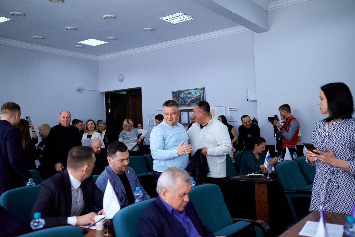 Юрій Безпятко (чоловік у блакитній сорочці) був у гарному гуморі. Хоча і позбувся посади. А, можливо, тому що. Юрій Безпятко (чоловік у блакитній сорочці) був у гарному гуморі. Хоча і позбувся посади. А, можливо, тому що.