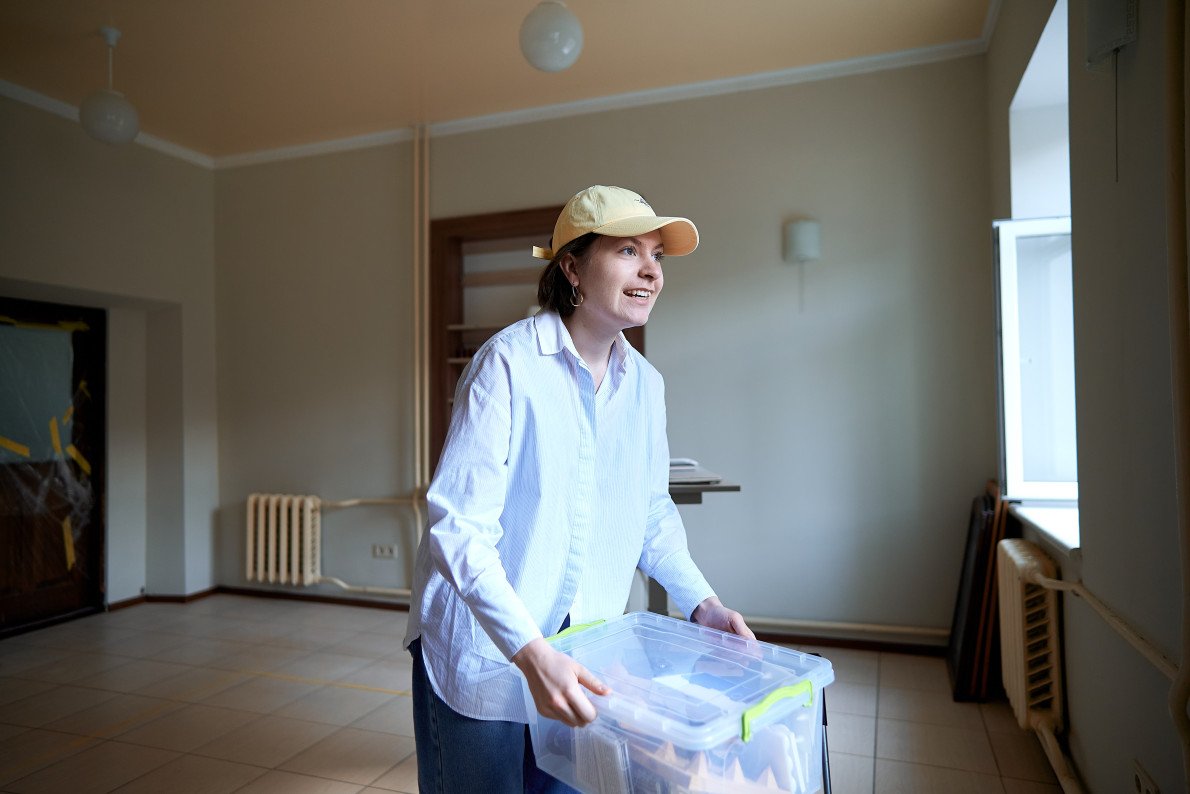 Сандра і ще порожні стіни її офісу. Сандра і ще порожні стіни її офісу.