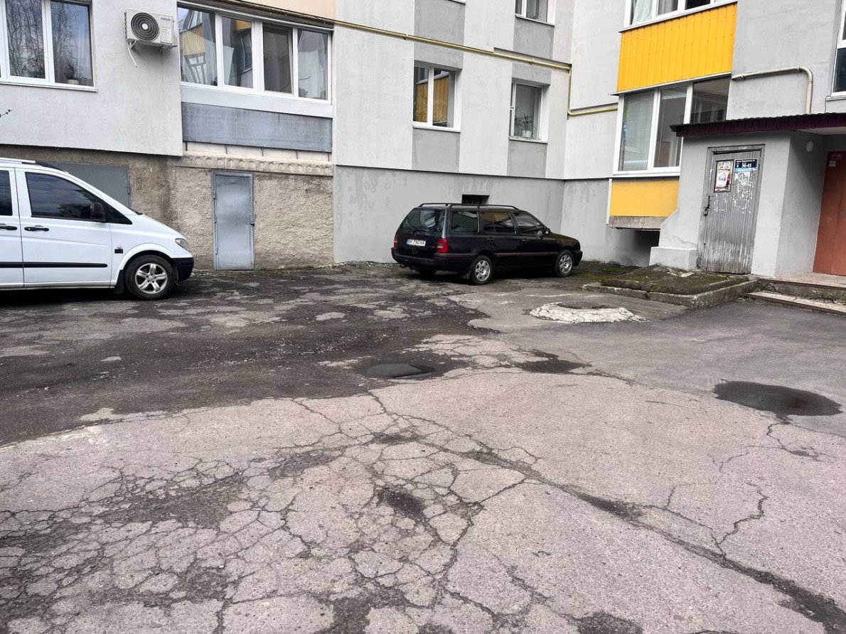 просп. Відродження, 47.